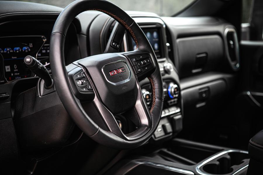 Детали интерьера GMC Sierra 2500 HD AT4 Crew Cab 2019 года  (фото 14 из 40)